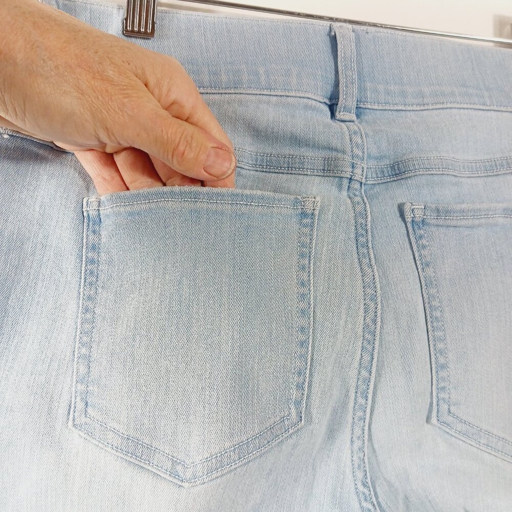 Spanx, Light Wash, High Rise, Flare Leg, Pull On, Sculpting Jean, Size Large - Picture 10 of 16